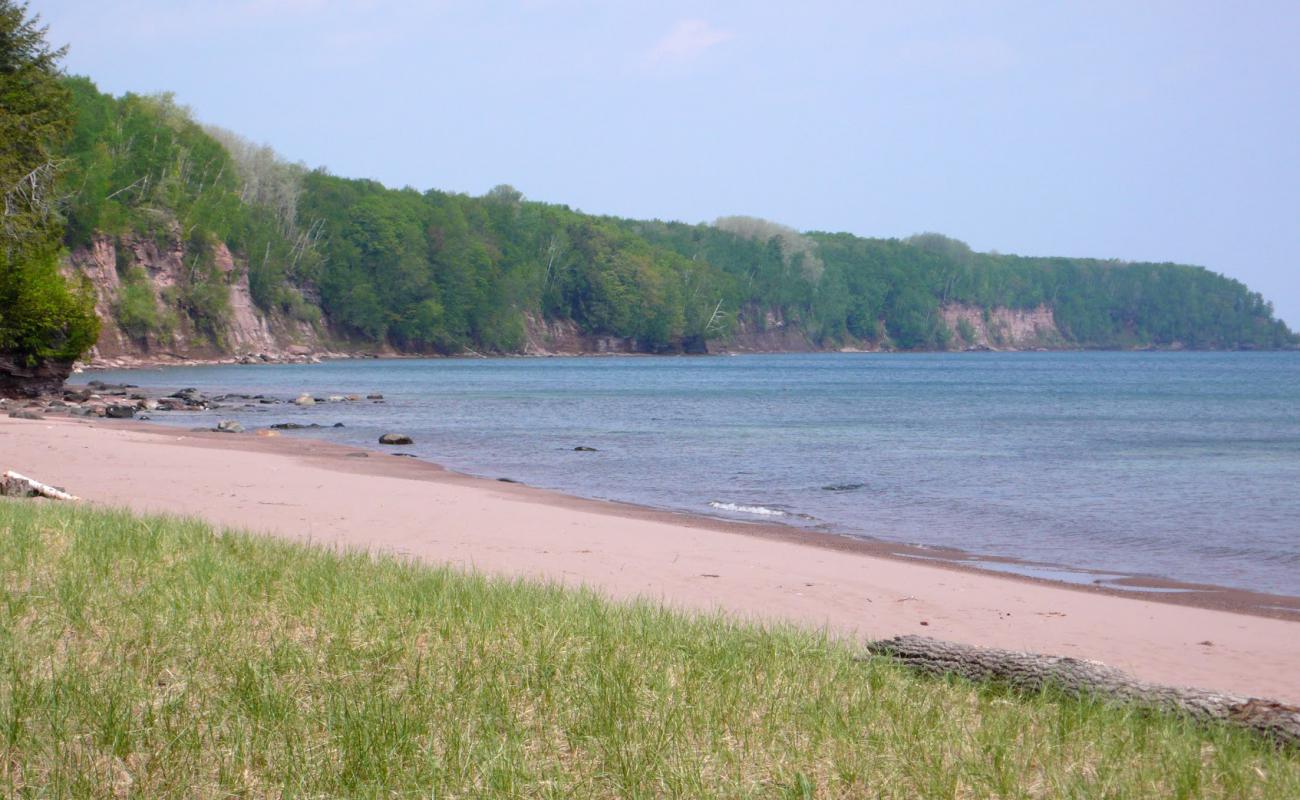 Squaw Beach'in fotoğrafı açık bej kum yüzey ile