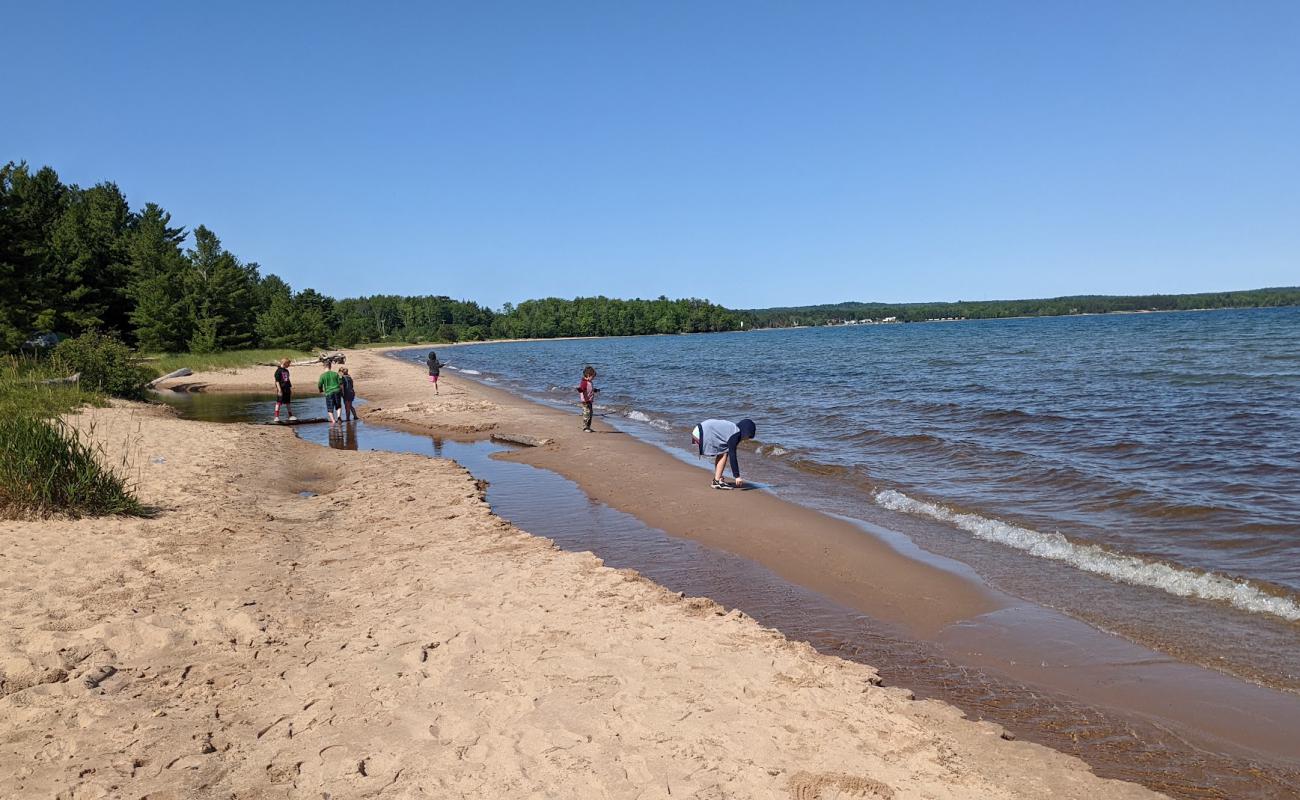 Munising Beach'in fotoğrafı parlak kum yüzey ile