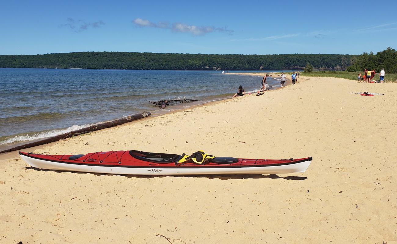 Sand Point Beach'in fotoğrafı parlak kum yüzey ile