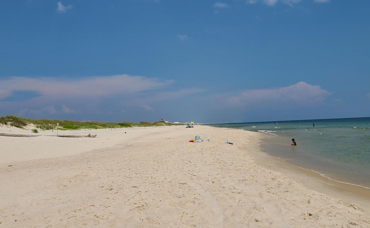 Ft. Morgan Fishing Beach'in fotoğrafı beyaz ince kum yüzey ile