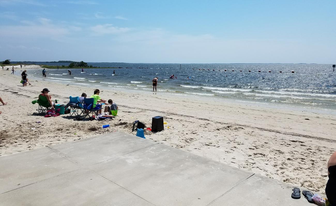 Fort island beach'in fotoğrafı beyaz kum yüzey ile