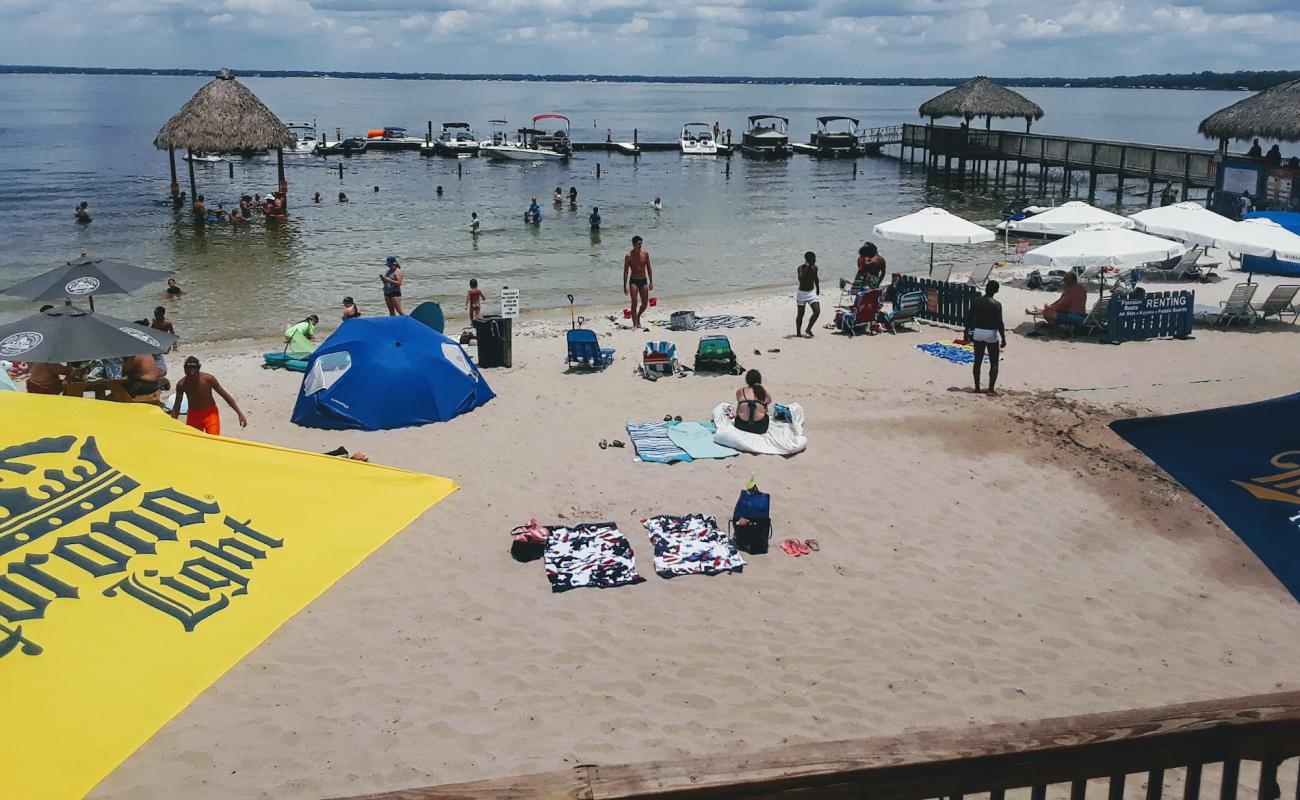 Eaton beach'in fotoğrafı i̇nce beyaz kum yüzey ile