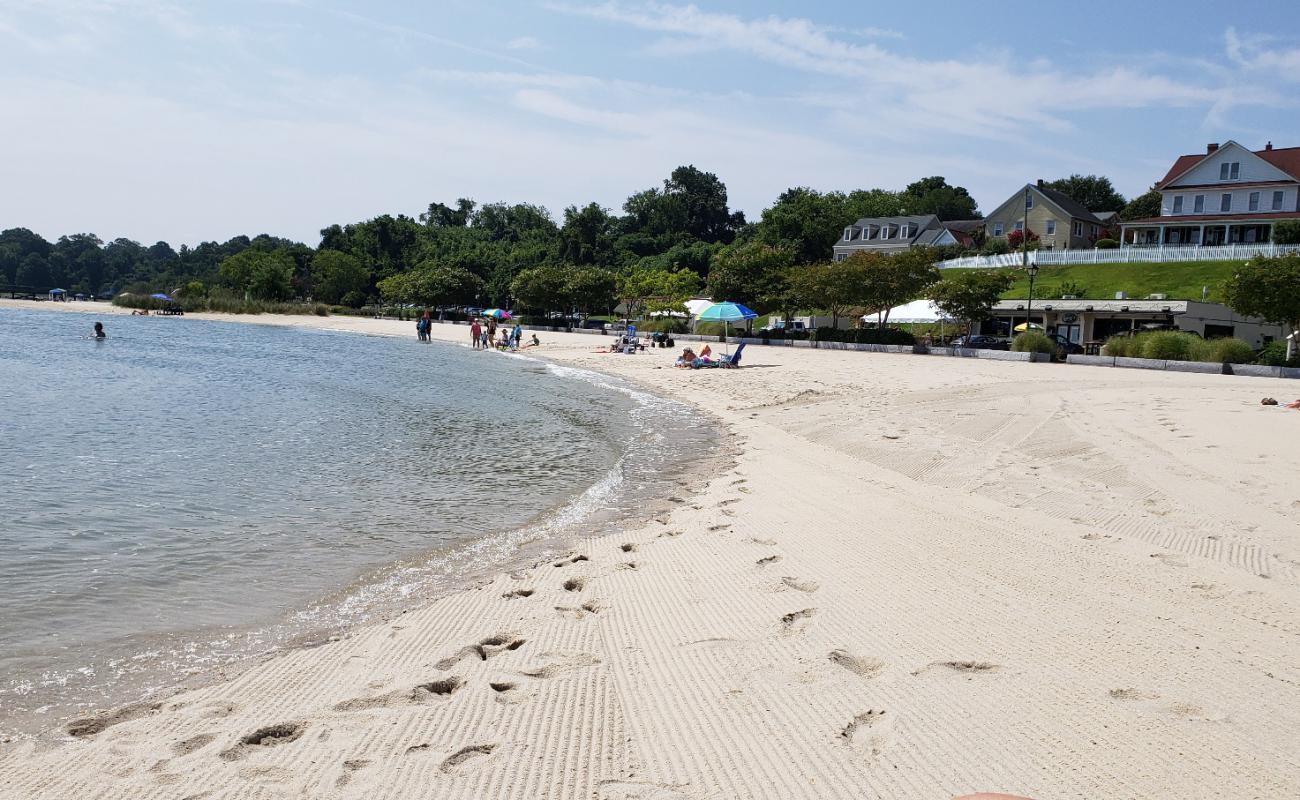 Yorktown beach'in fotoğrafı beyaz kum yüzey ile