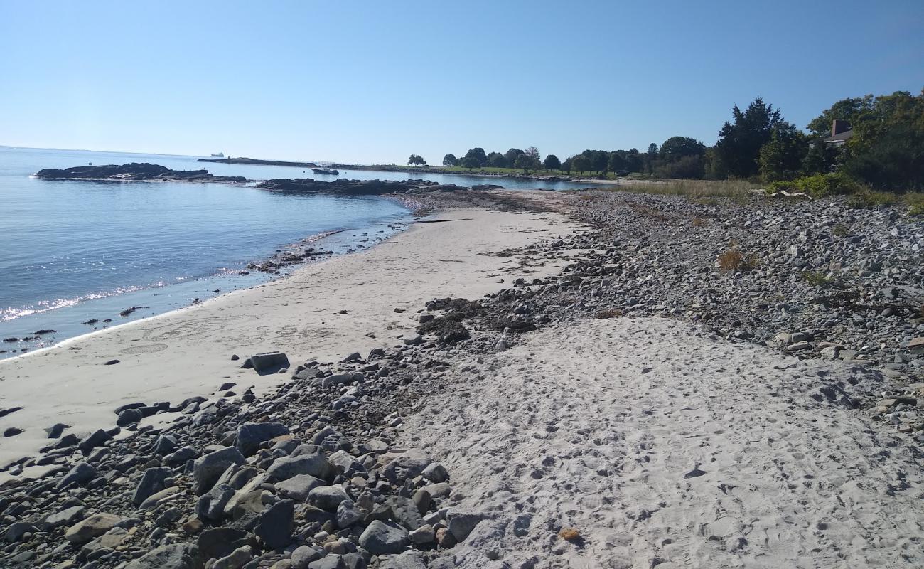 New castle beach'in fotoğrafı bej kum ve kayalar yüzey ile