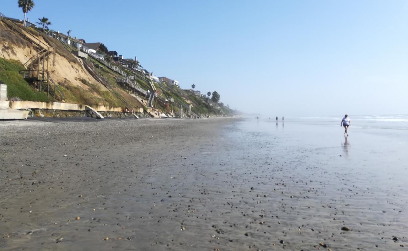 Encinitas beach'in fotoğrafı açık bej kum yüzey ile