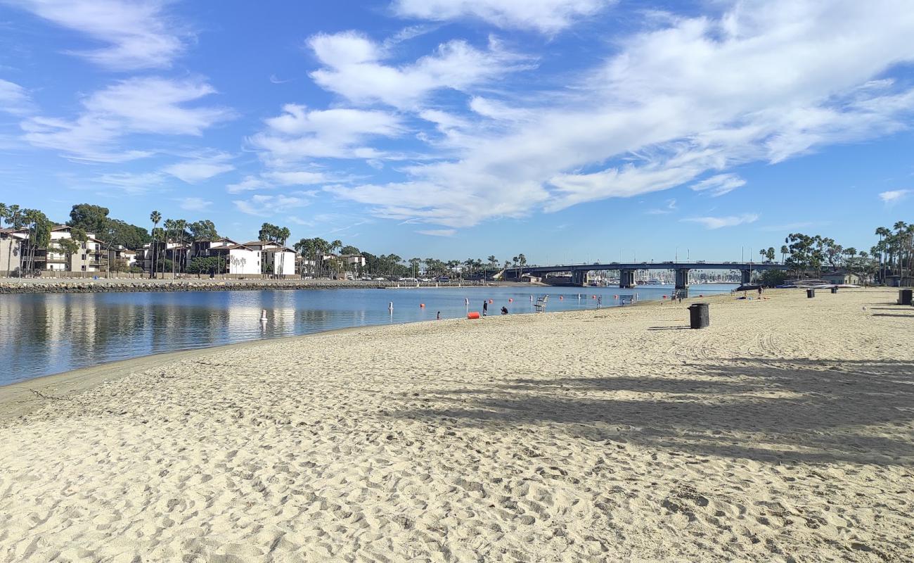 Mother's beach'in fotoğrafı parlak kum yüzey ile