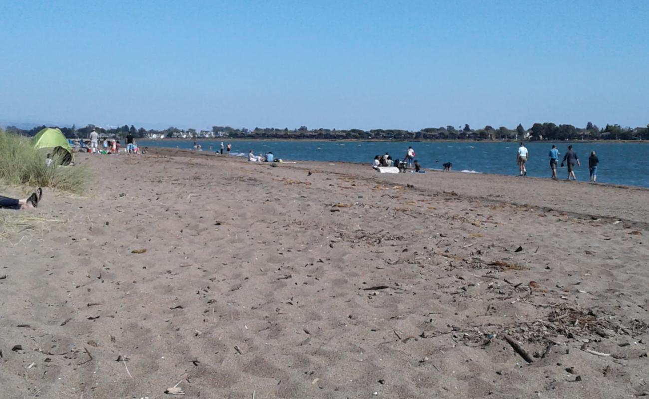 Alameda beach'in fotoğrafı açık bej kum yüzey ile
