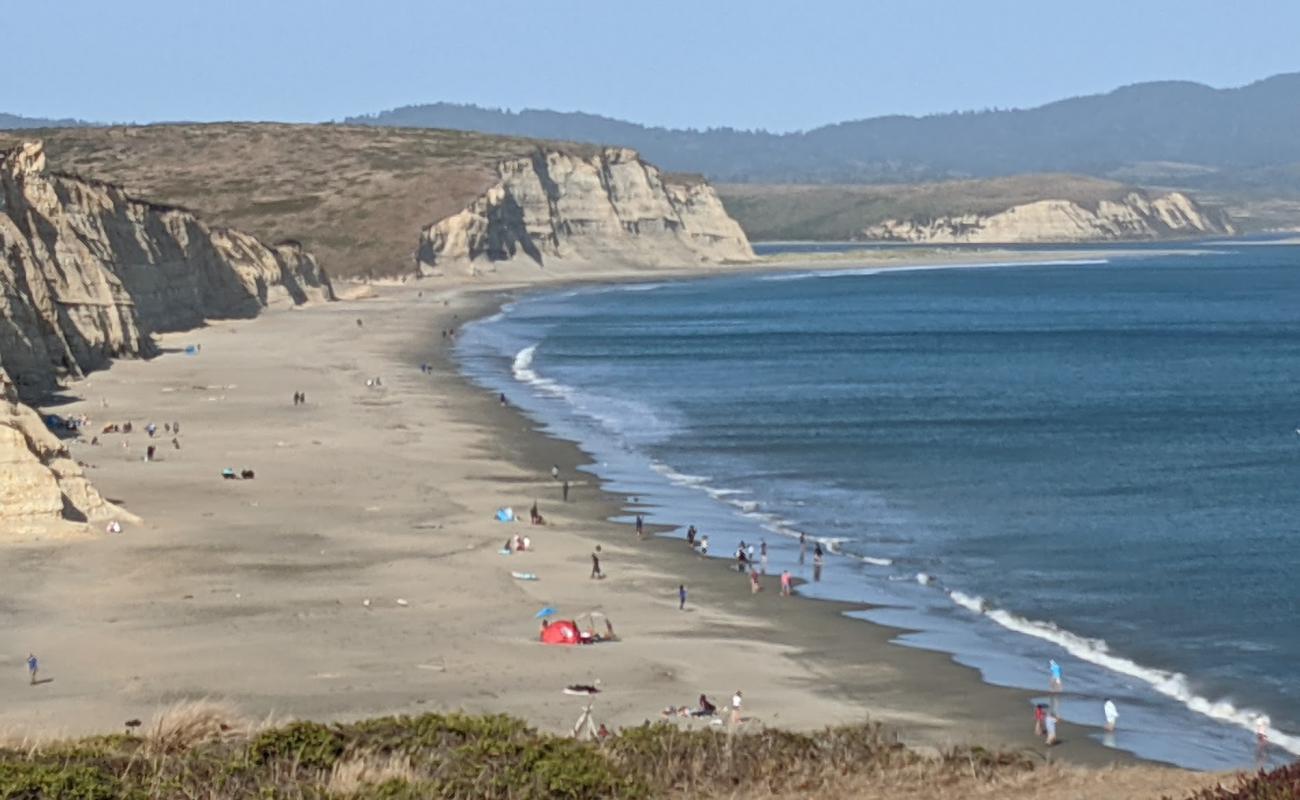 Drake beach'in fotoğrafı parlak kum yüzey ile