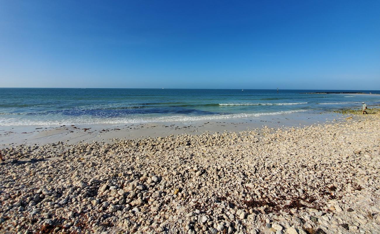 Dunedin Beach'in fotoğrafı beyaz kum ve çakıl yüzey ile