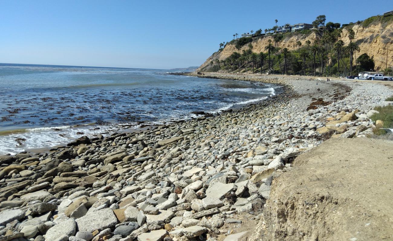 White Point Beach'in fotoğrafı parlak kum ve kayalar yüzey ile