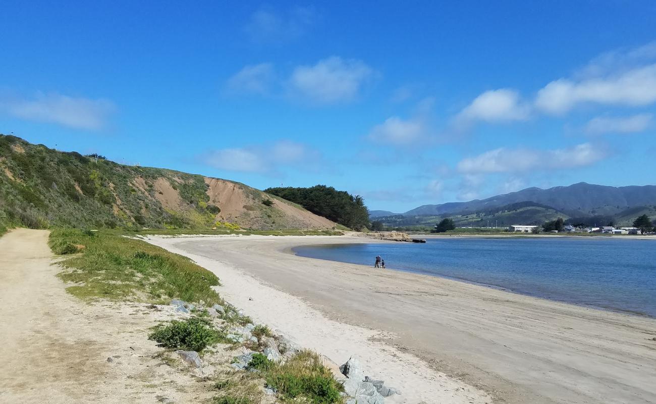 Mavericks Beach'in fotoğrafı açık bej kum yüzey ile