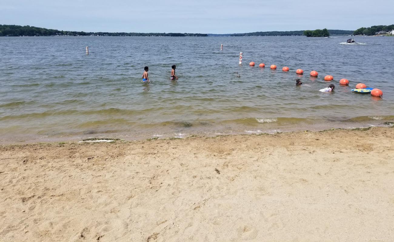 Pewaukee Plajı'in fotoğrafı parlak kum yüzey ile