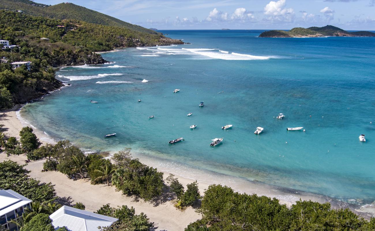 Hull Bay beach'in fotoğrafı açık bej kum yüzey ile