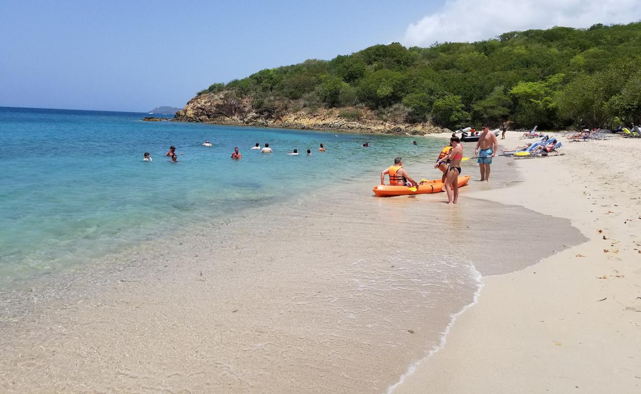 Frenchman Bay beach'in fotoğrafı parlak ince kum yüzey ile