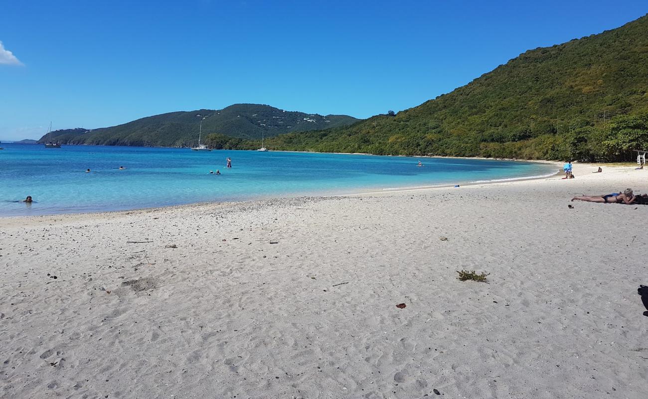 Brewers Bay beach'in fotoğrafı açık bej kum yüzey ile