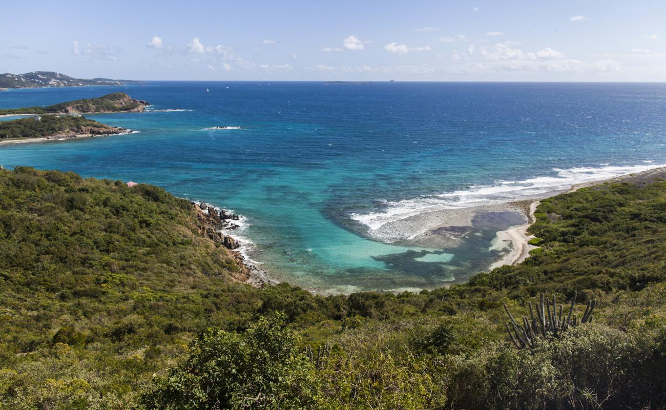 Limestone beach'in fotoğrafı bej çakıl yüzey ile