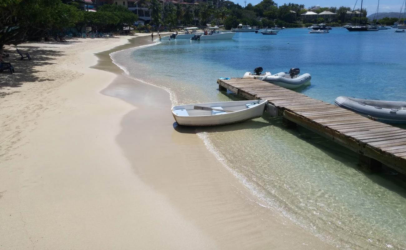 Cruz Bay beach'in fotoğrafı i̇nce bej kum yüzey ile
