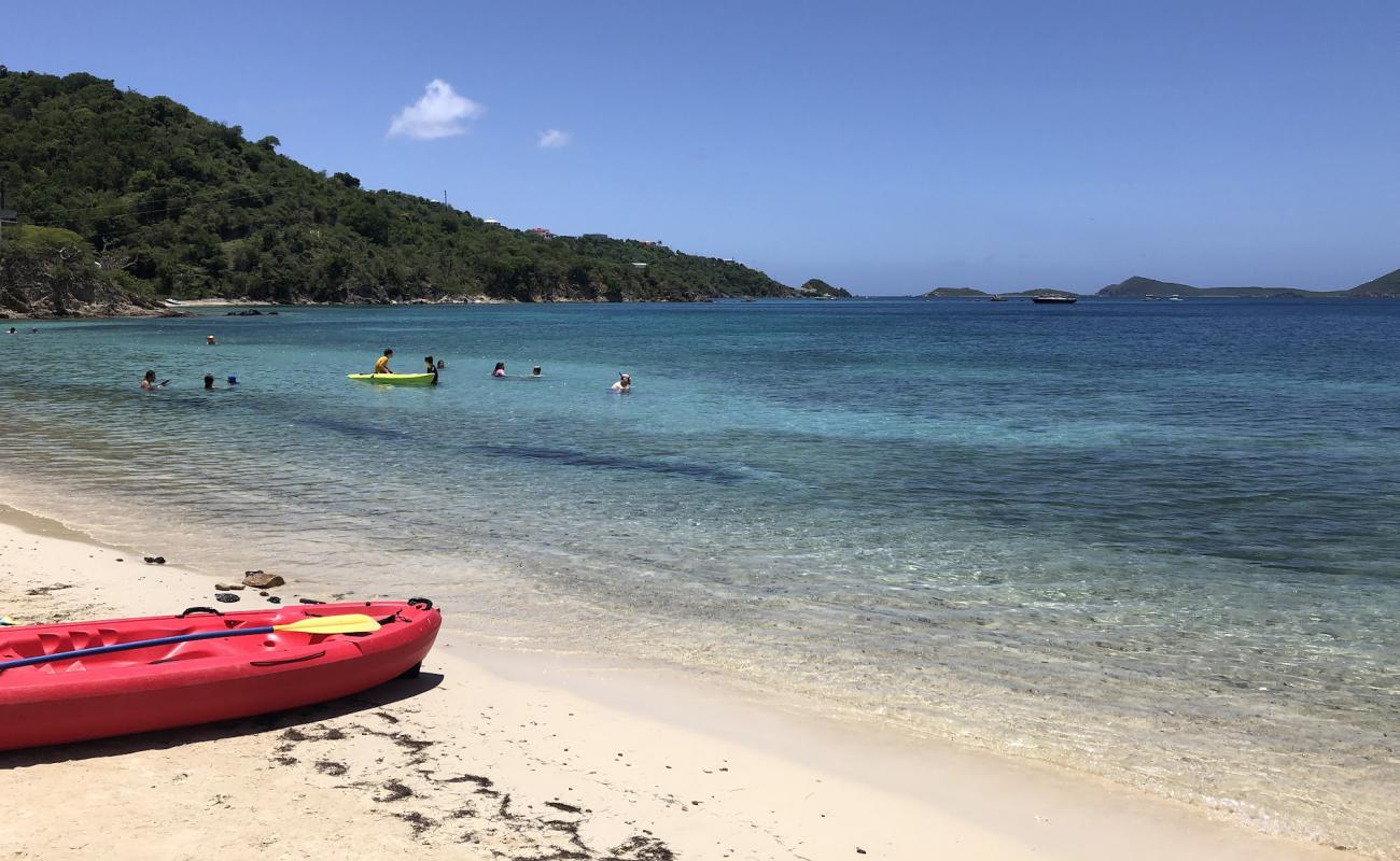 Hansen Bay beach'in fotoğrafı parlak ince kum yüzey ile