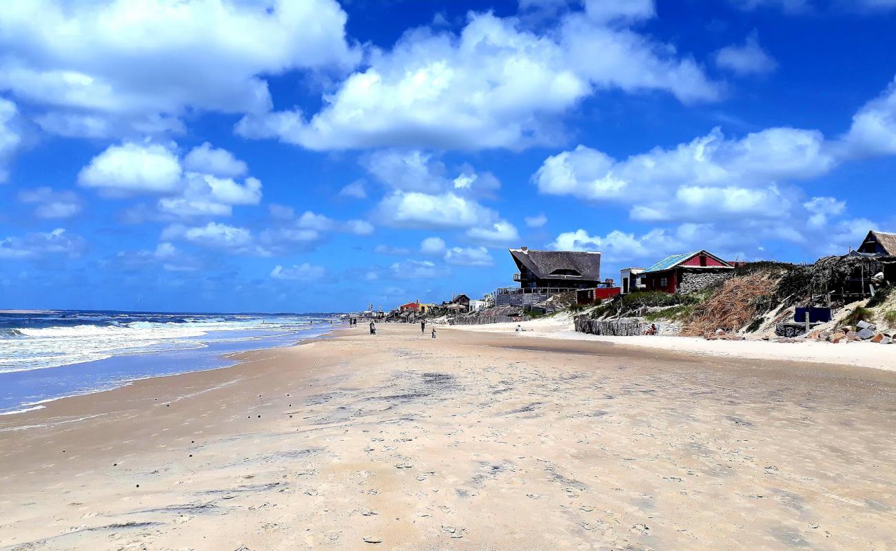 Aguas Dulces Beach'in fotoğrafı açık bej kum yüzey ile