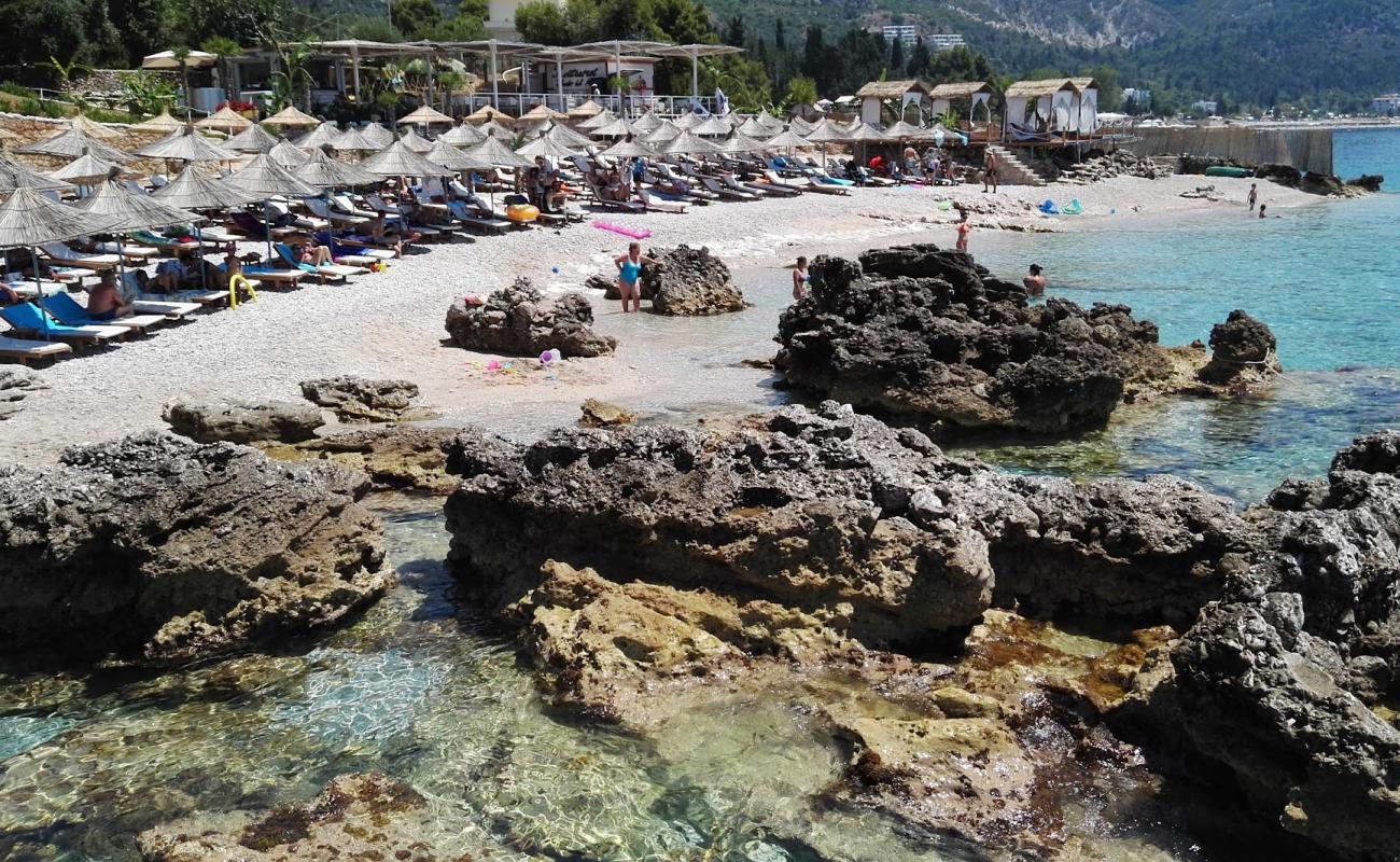 Empire Beach Resort'in fotoğrafı bej kum ve çakıl yüzey ile