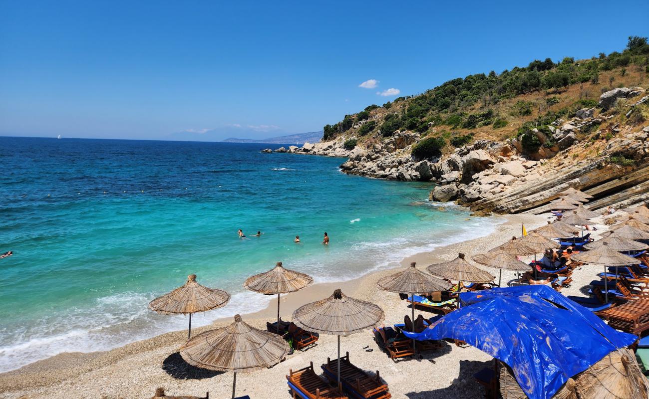 Edon-Bina Beach'in fotoğrafı küçük gri çakıllar yüzey ile