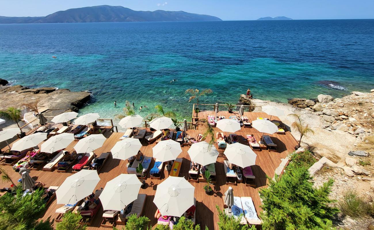 Kristera Beach'in fotoğrafı beton kaplı yüzey yüzey ile