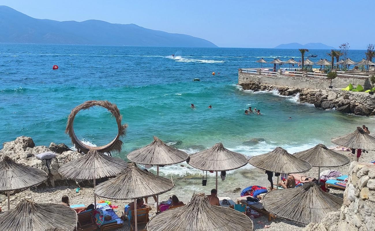 Vajana Beach'in fotoğrafı küçük gri çakıllar yüzey ile