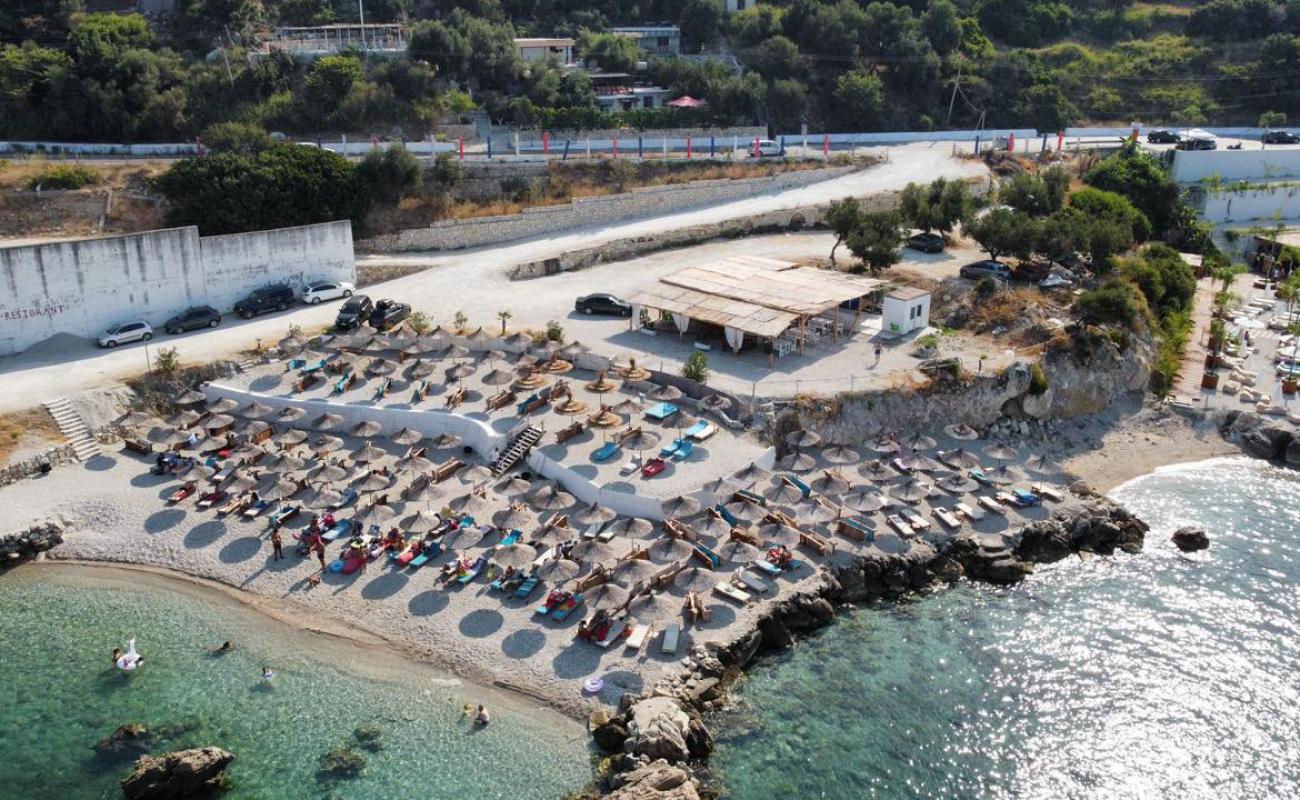 Ache Beach'in fotoğrafı açık bej kum yüzey ile