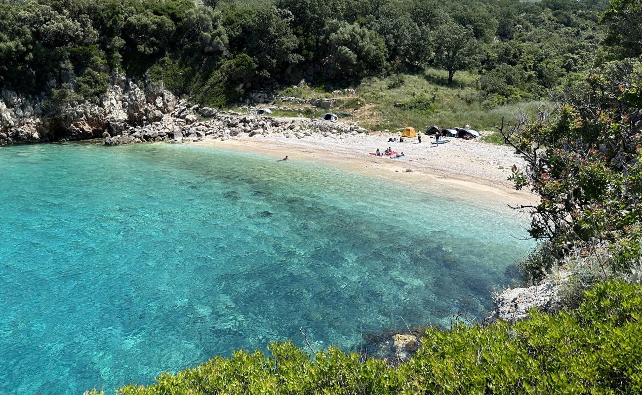 Gjiri i Brisanit'in fotoğrafı küçük bej çakıl yüzey ile