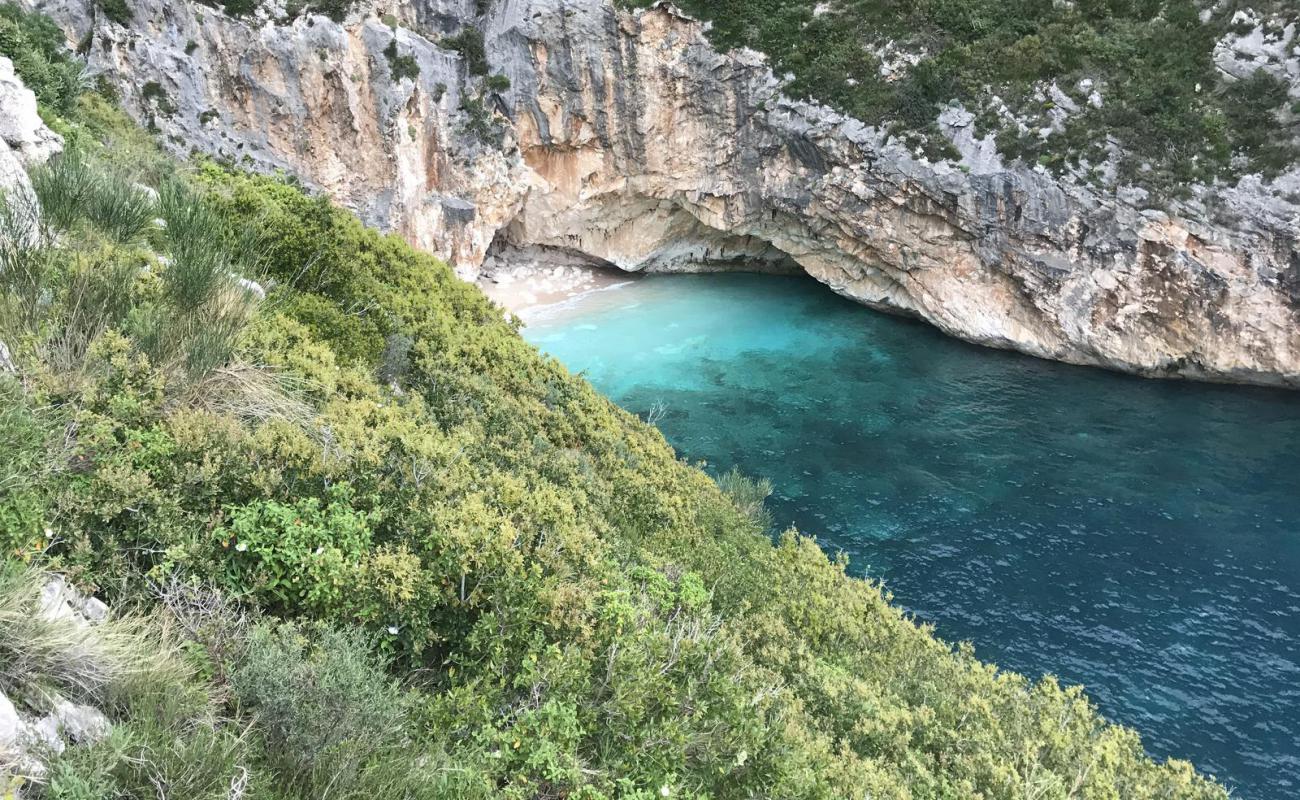 Gjiri i Llovizit'in fotoğrafı bej kum ve kayalar yüzey ile