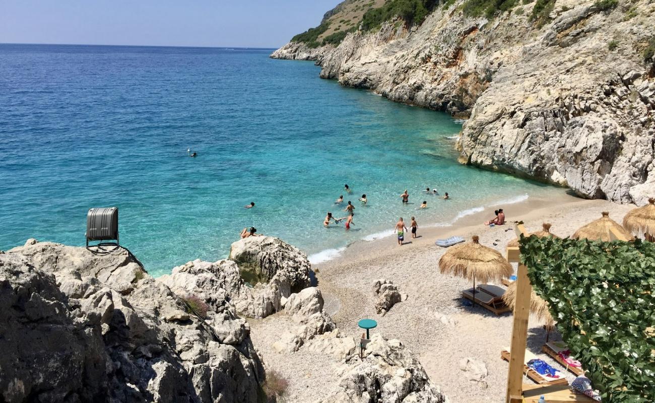 Wave Bay'in fotoğrafı gri çakıl taşı yüzey ile