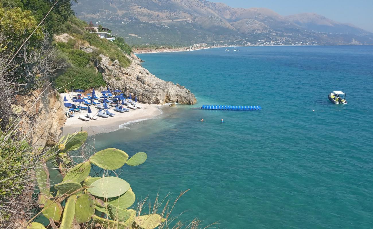 Gjiri i Kendesave'in fotoğrafı küçük bej çakıl yüzey ile