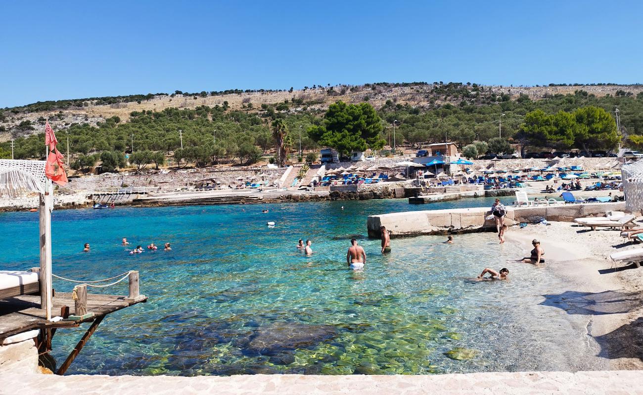 Foga Beach'in fotoğrafı küçük bej çakıl yüzey ile