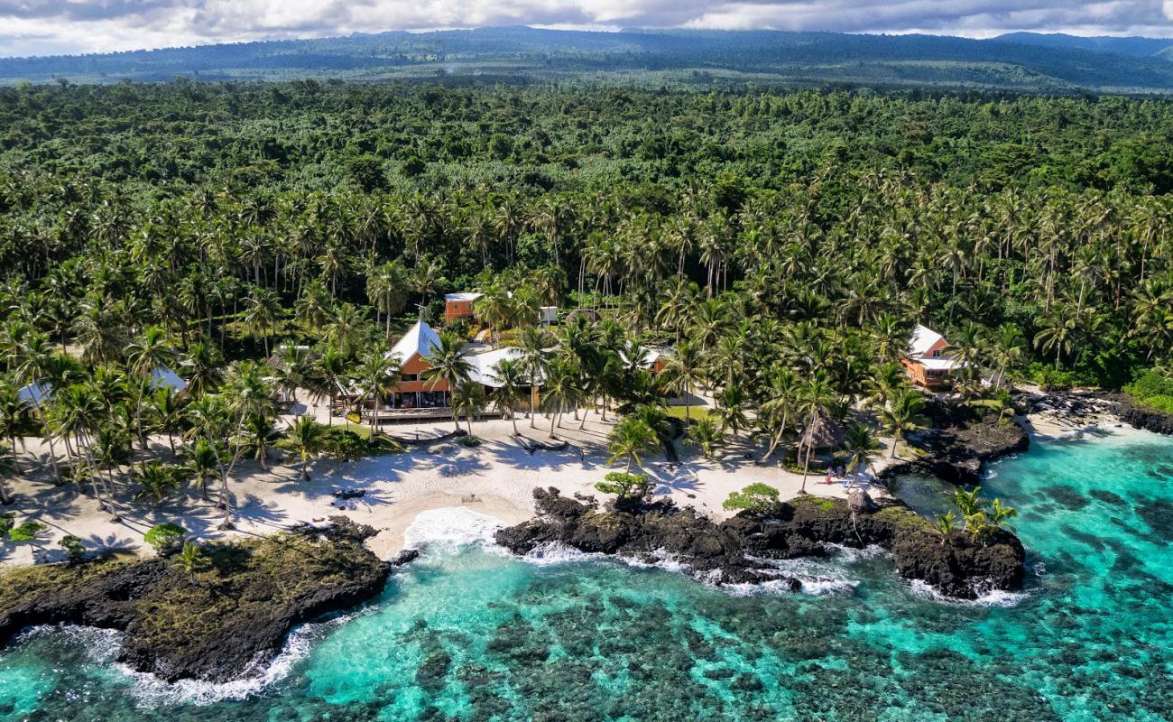 Salamumu Beach'in fotoğrafı parlak kum ve kayalar yüzey ile