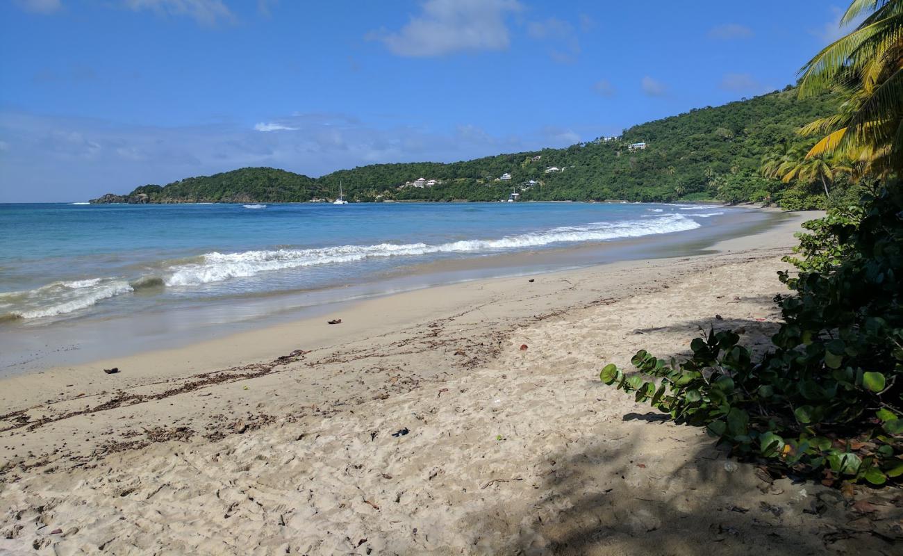 Brewers Bay beach II'in fotoğrafı parlak ince kum yüzey ile