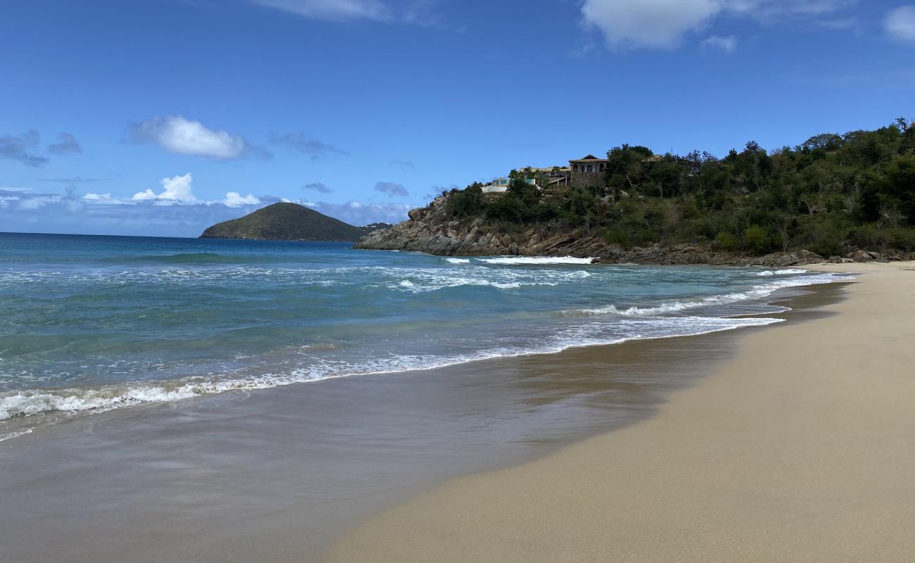 Little Bay beach'in fotoğrafı i̇nce bej kum yüzey ile