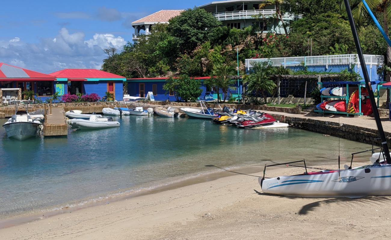 Leverick Bay beach'in fotoğrafı i̇nce bej kum yüzey ile