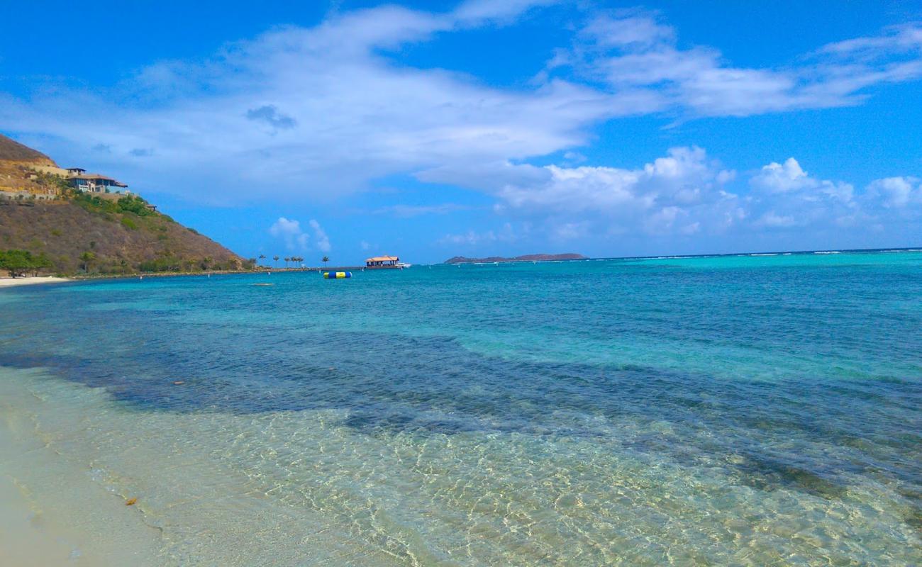 Oil Nut Bay Plajı'in fotoğrafı parlak ince kum yüzey ile