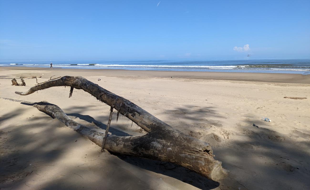 Seri Kenangan Beach'in fotoğrafı parlak kum yüzey ile