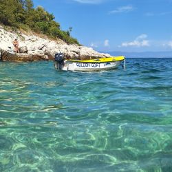 Jelenscica beach'in fotoğrafı turkuaz saf su yüzey ile