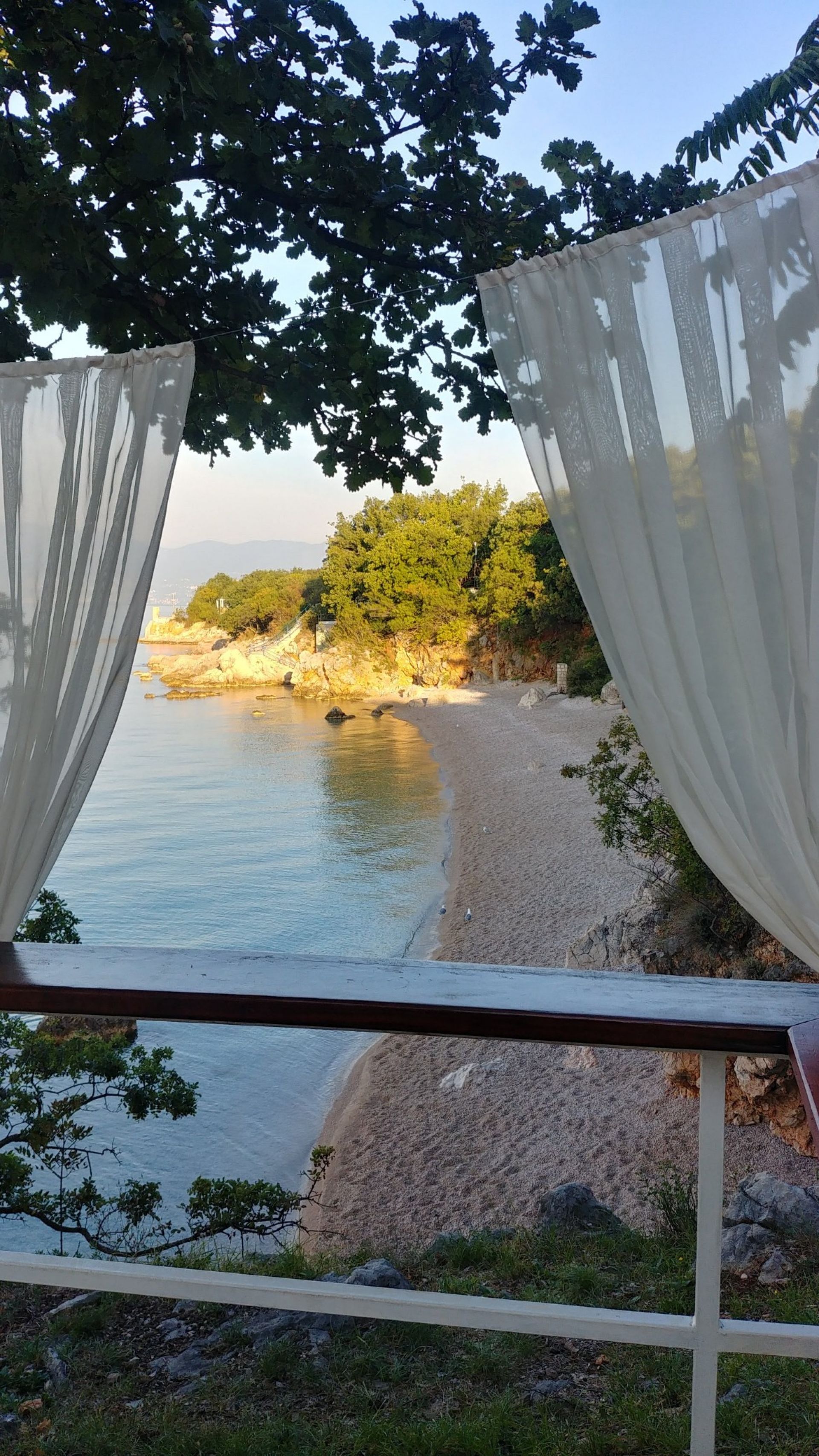 Kostrena beach'in fotoğrafı - tatil için iyi evcil hayvan dostu nokta