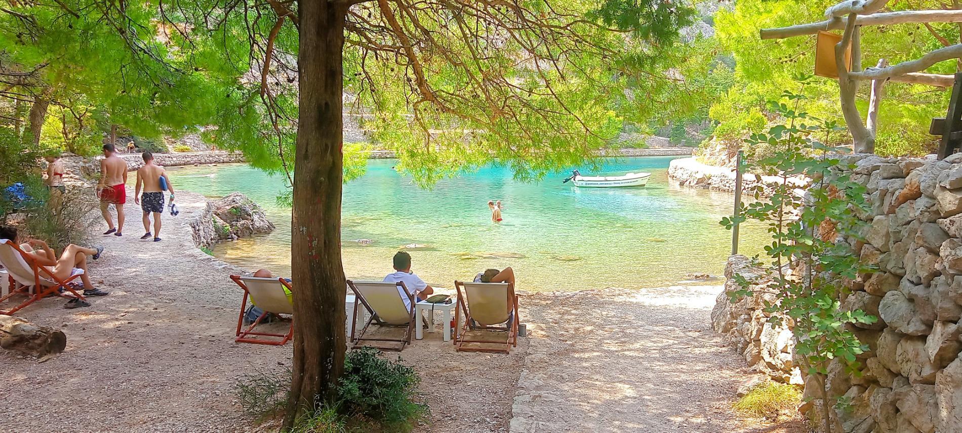 Uvala Zavratnica'in fotoğrafı - Çocuklu aile gezginleri için önerilir