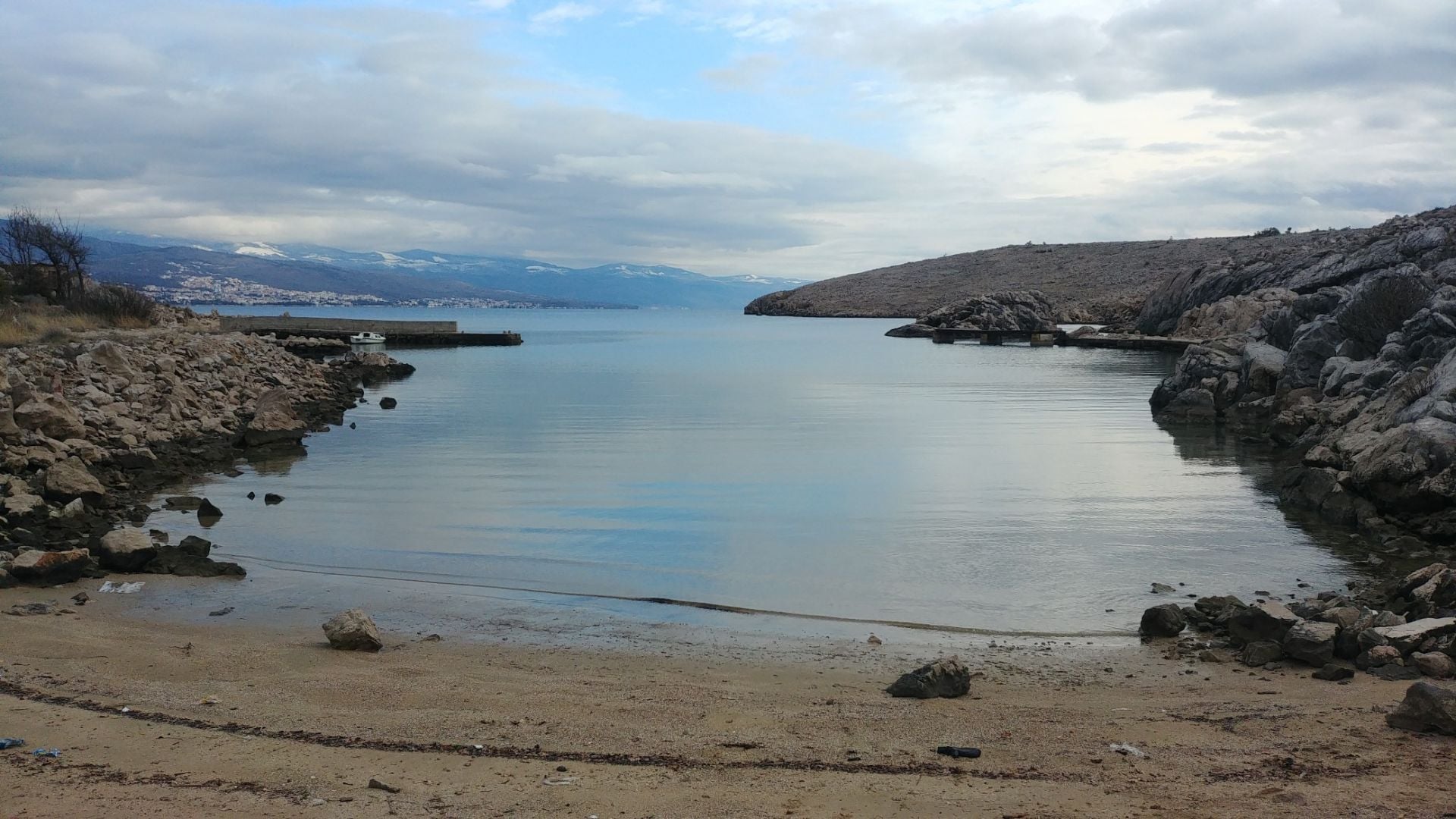 Rudine beach'in fotoğrafı küçük bir koy ile birlikte
