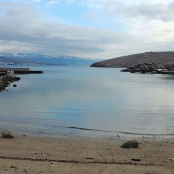 Rudine beach'in fotoğrafı turkuaz saf su yüzey ile