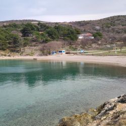 Konobe beach'in fotoğrafı küçük koy ile birlikte