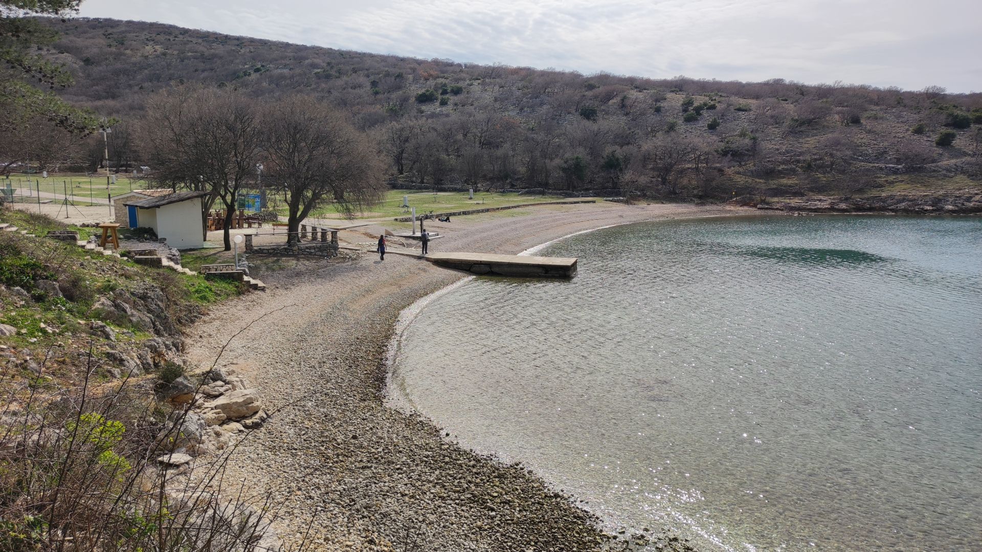 Konobe beach'in fotoğrafı küçük koy ile birlikte