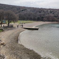 Konobe beach'in fotoğrafı turkuaz saf su yüzey ile