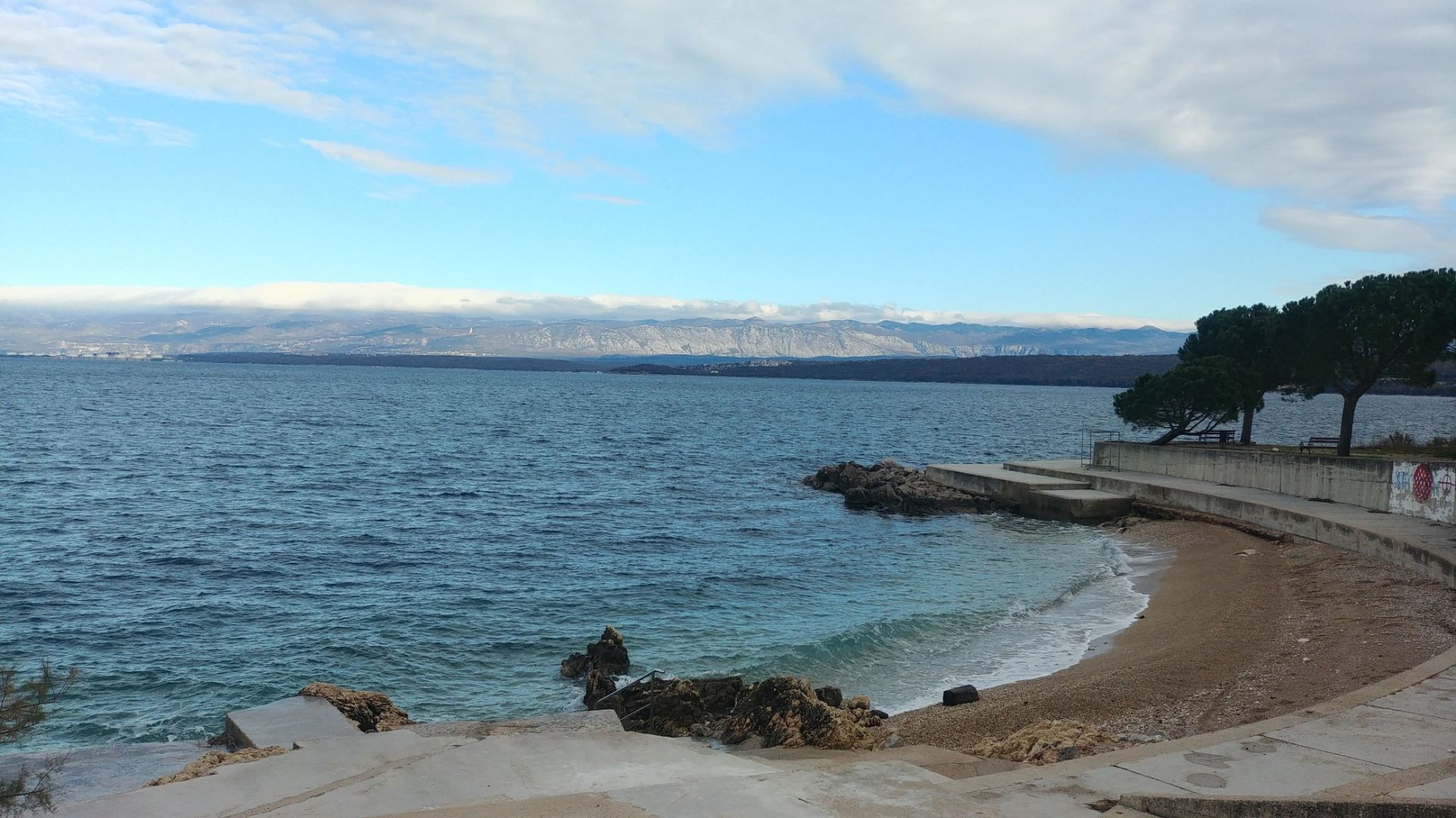 Uhlic beach'in fotoğrafı birden fazla geniş koy ile birlikte