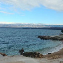 Uhlic beach'in fotoğrafı turkuaz saf su yüzey ile