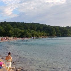 Kijac beach'in fotoğrafı küçük koy ile birlikte